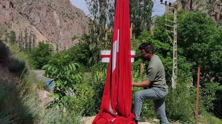 Erzurum’da yere düşen Türk bayrağını onarıp yeniden göndere çektiler.